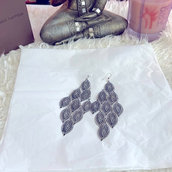 Boho 5 1/4” Silver Filagree Dangle Earrings! 🤩🛍️💕 - Picture 1 of 7